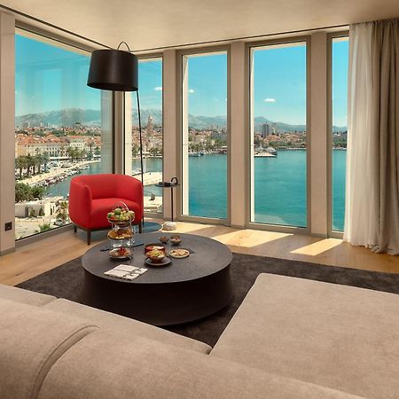 Hotel Ambasador Split Luaran gambar A suite at the hotel
