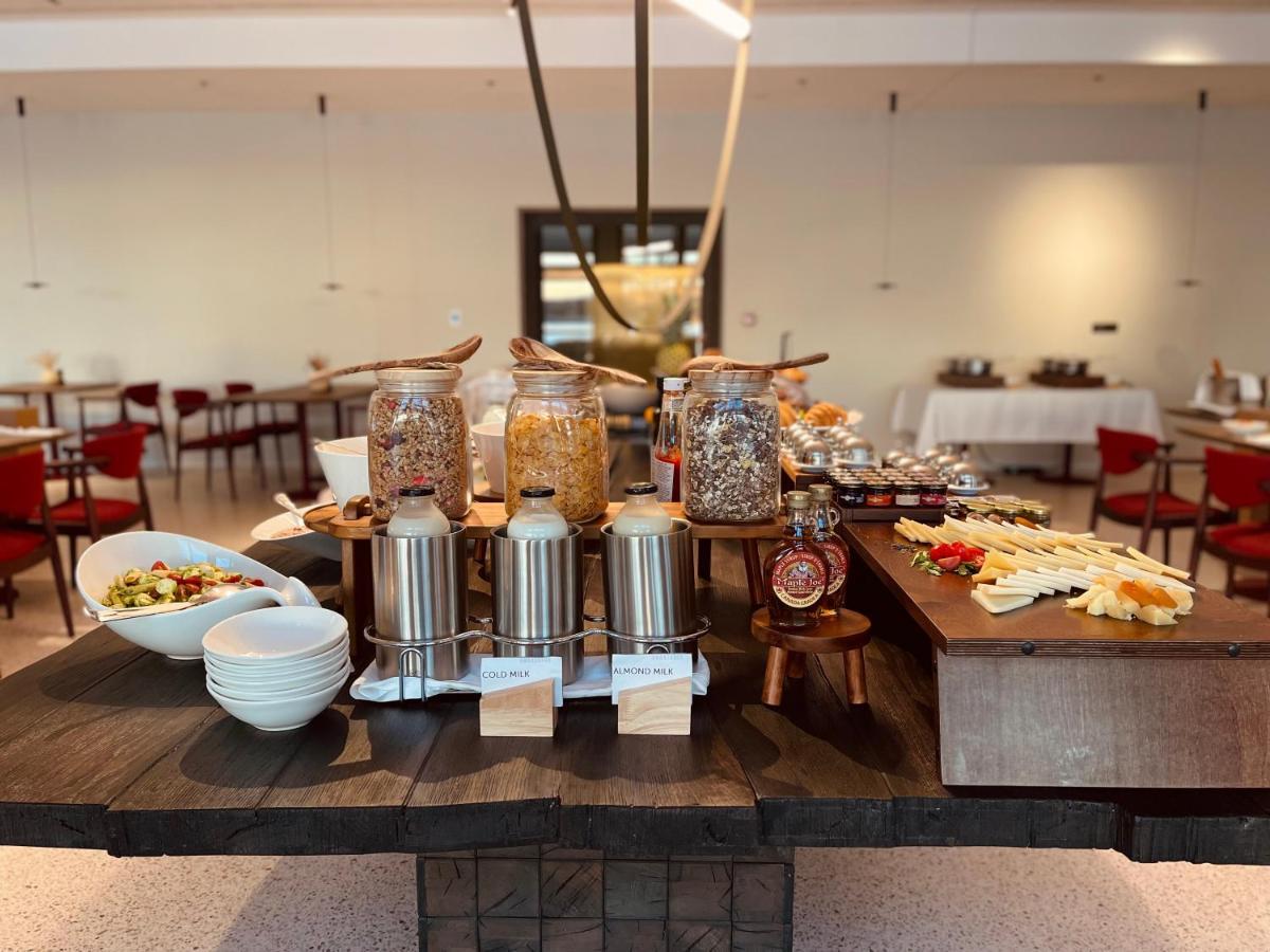 Hotel Ambasador Split Luaran gambar Breakfast at the hotel