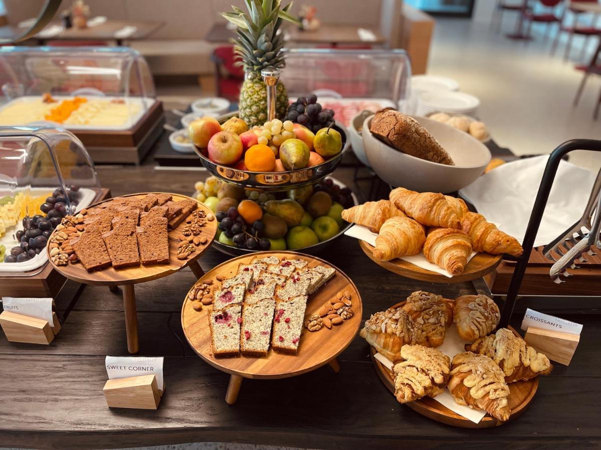 Hotel Ambasador Split Luaran gambar A selection of breakfast items at a hotel