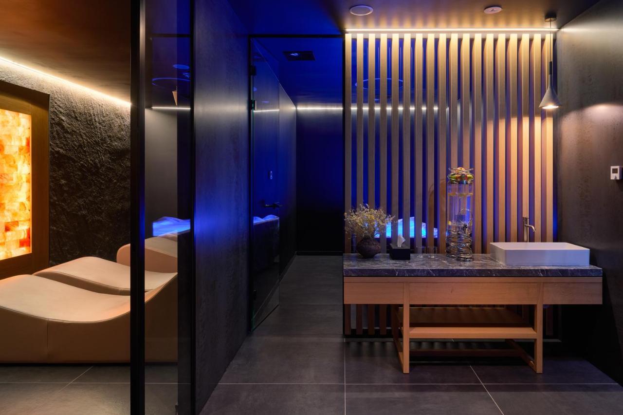 Hotel Ambasador Split Luaran gambar The interior of a modern onsen