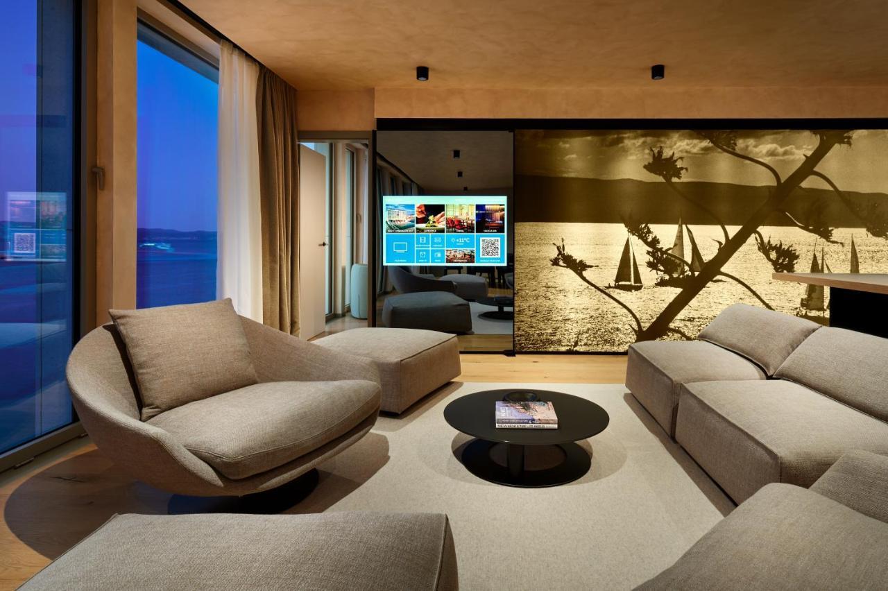 Hotel Ambasador Split Luaran gambar A living room in a private home