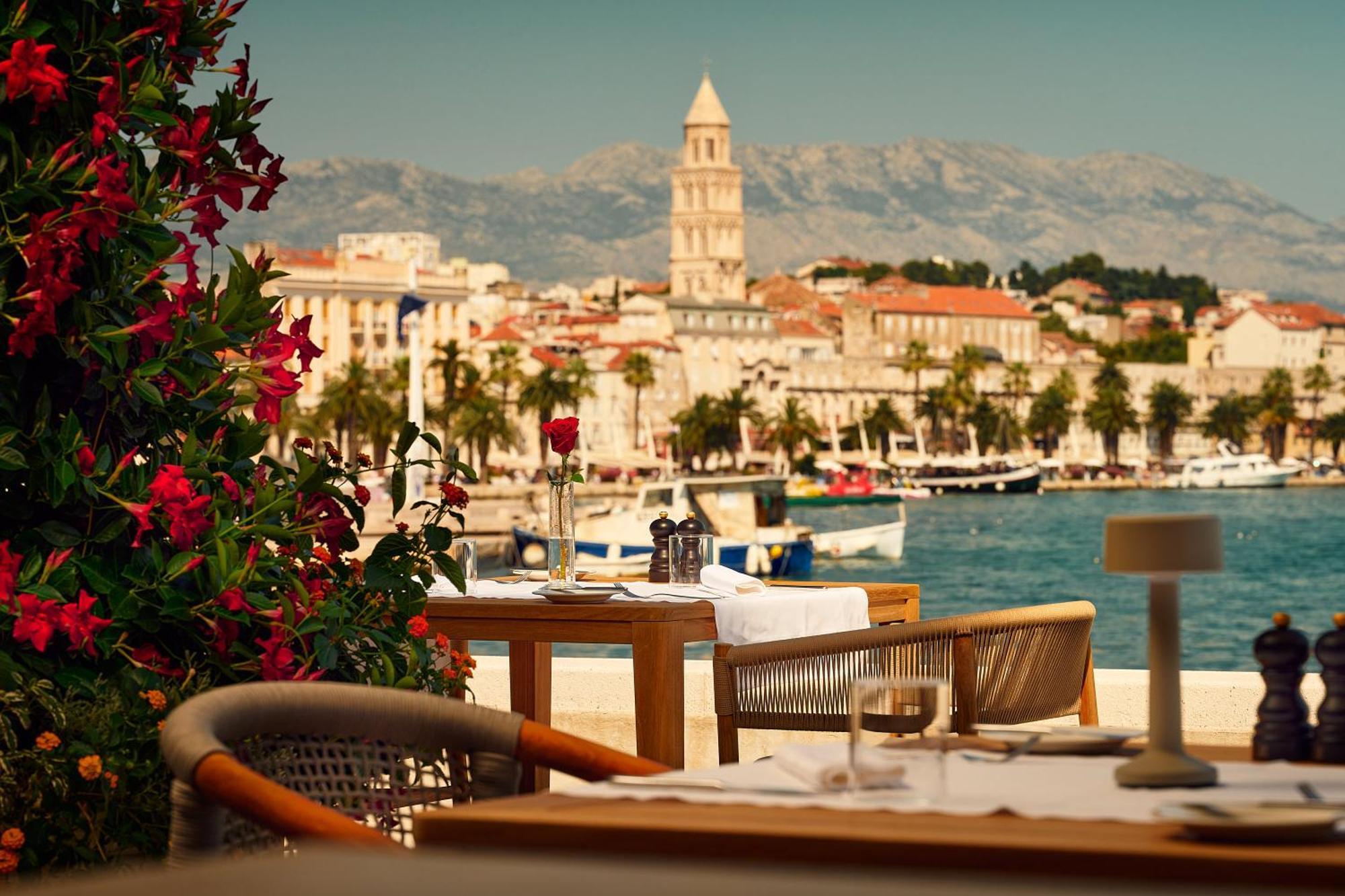 Hotel Ambasador Split Luaran gambar View of the Old Town of Split from the Hotel