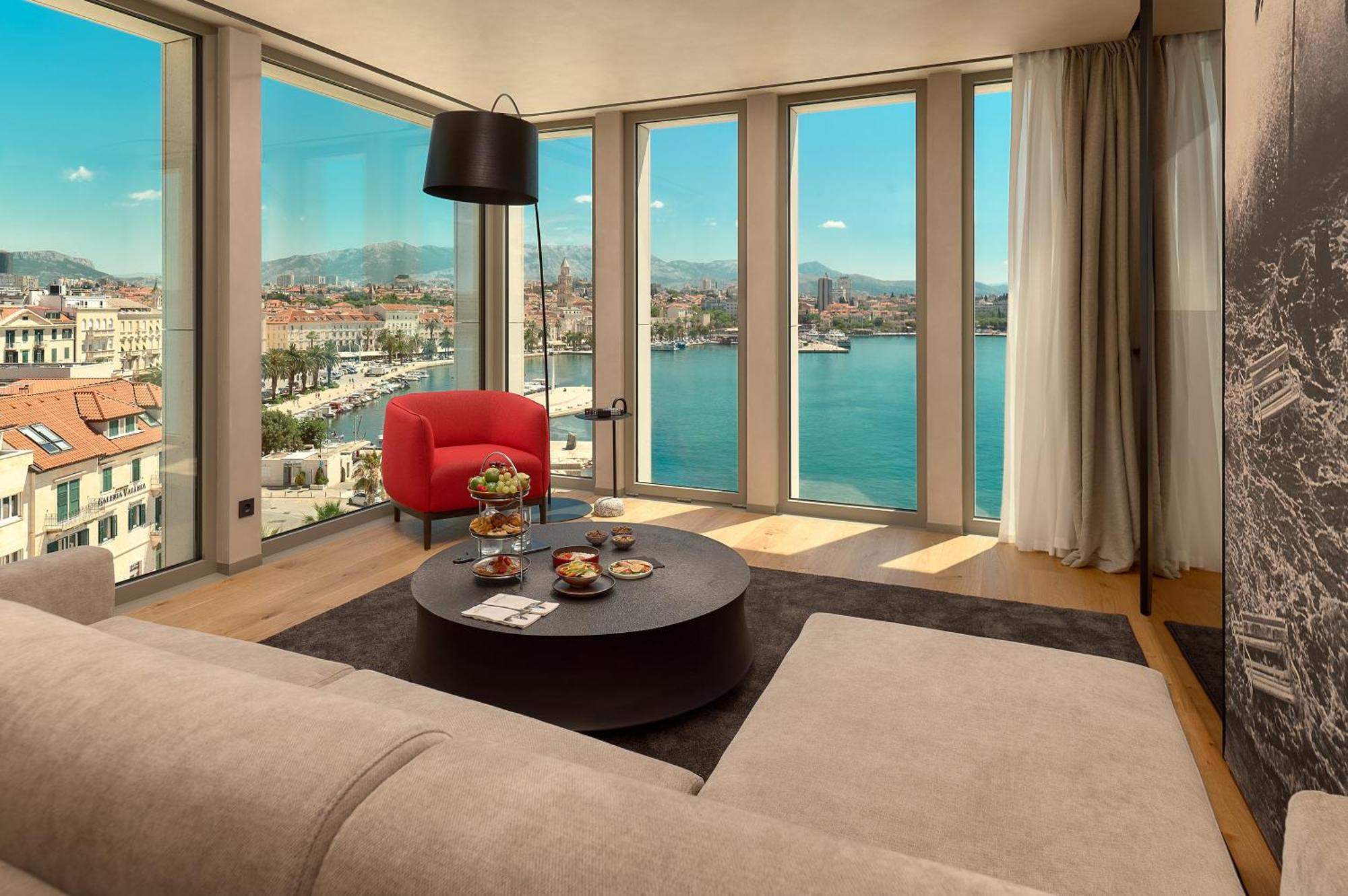 Hotel Ambasador Split Luaran gambar A suite at the hotel